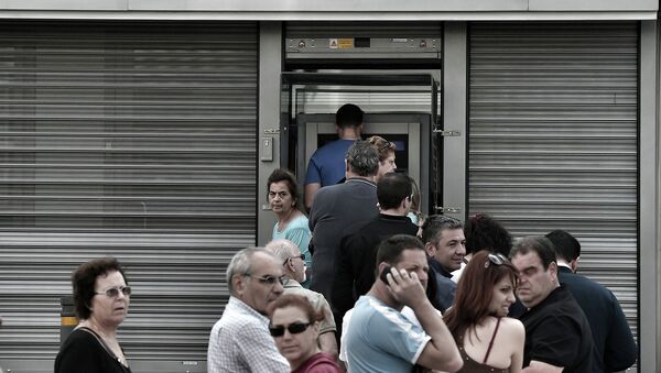 Очередь к банкомату в Афинах, Греция