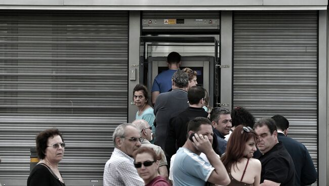 Очередь к банкомату в Афинах, Греция