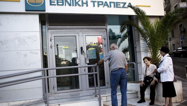 Люди в ожидании открытия отделения банка в Афинах, Греция. Архивное фото