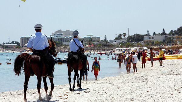 Конная полиция на пляже отеля курорта Эль-Кантауи в Тунисе. Июнь 2015. Архив