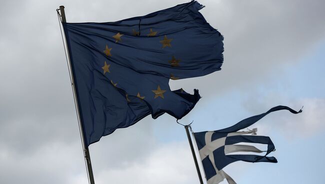 Флаги Евросоюза и Греции. Архивное фото