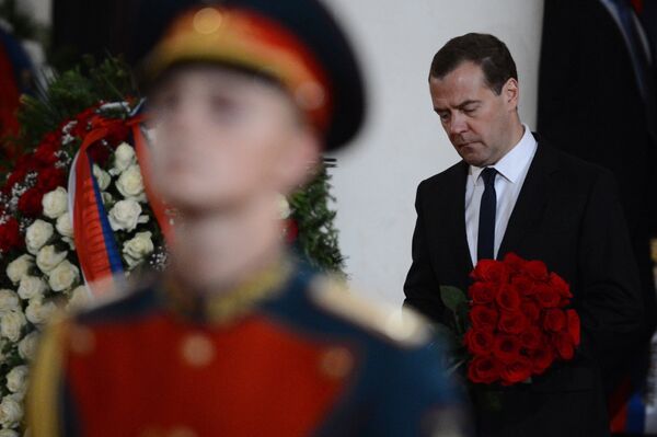 Председатель правительства России Дмитрий Медведев на церемонии прощания с политиком Евгением Примаковым в Колонном зале Дома Союзов