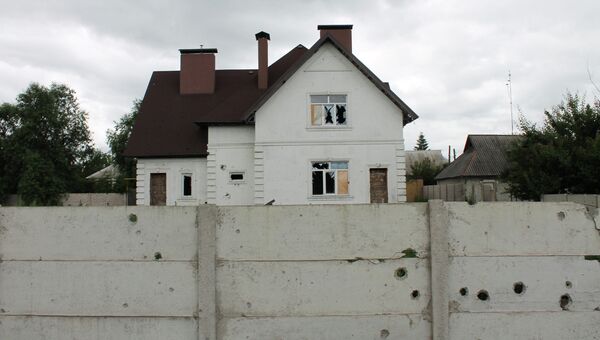 Дом, пострадавший в результате обстрела украинскими силовиками в Октябрьском районе Донецка