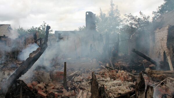 Дом, разрушенный в результате обстрела украинскими силовиками в Октябрьском районе Донецка
