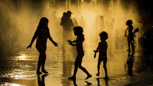 Дети играют в фонтане в Мадриде, Испания. Архивное фото