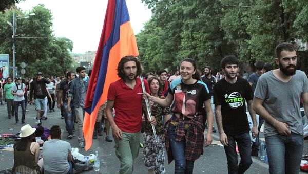 Демонстранты несут флаг Армении в Ереване