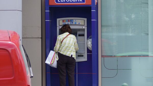 Местная жительница у банкомата в Афинах