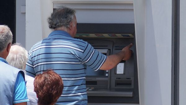 Местные жители у банкомата в Афинах. Архивное фото