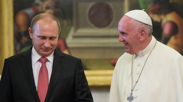 Президент России Владимир Путин и папа римский Франциск во время встречи в Ватикане. Архивное фото