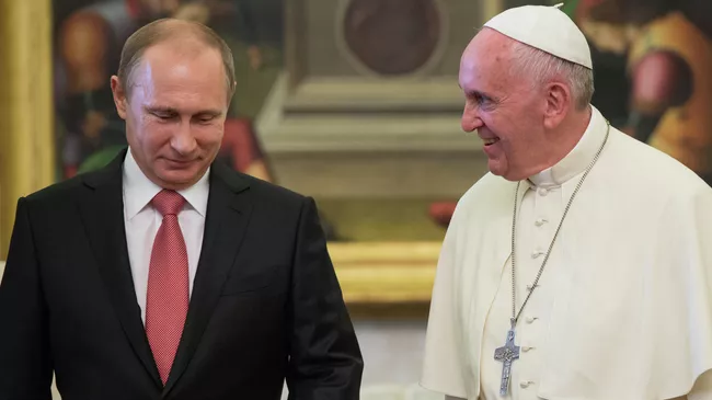 Президент России Владимир Путин и папа римский Франциск. Архивное фото