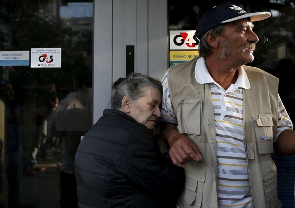 Пенсионеры возле Национального банка Греции в Афинах