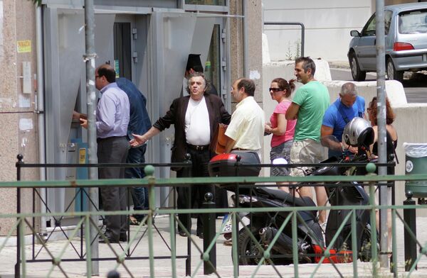 Местные жители у банкомата в Афинах