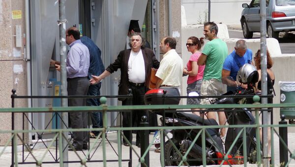 Местные жители у банкомата в Афинах