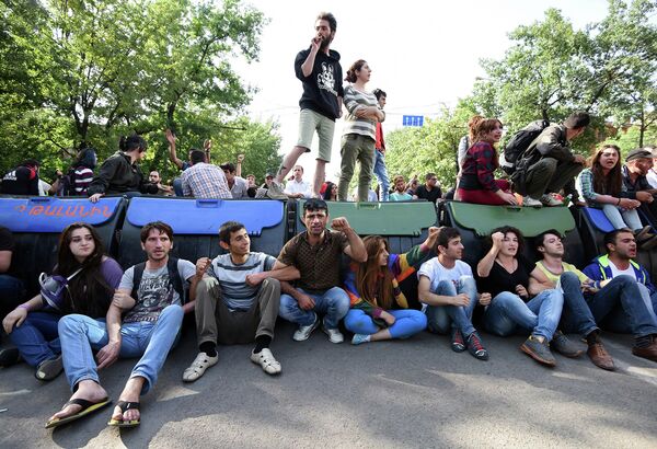 Митингующие перекрыли улицу в Ереване, Армения. 29 июня 2015