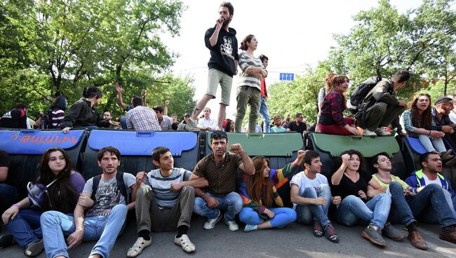 Митингующие перекрыли улицу в Ереване, Армения. 29 июня 2015. Архивное фото