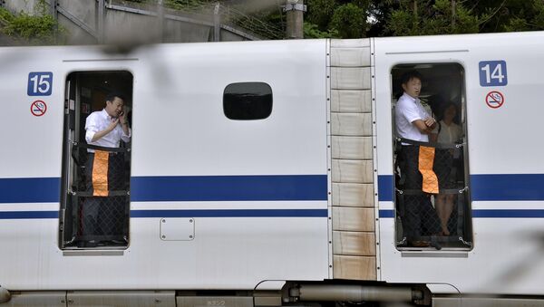 Эвакуация пассажиров из скоростного поезда, загоревшегося в Японии