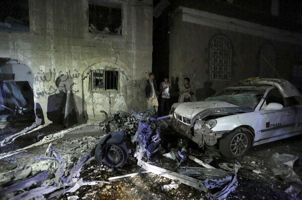 Место взрыва заминированного автомобиля в столице Йемена Сане