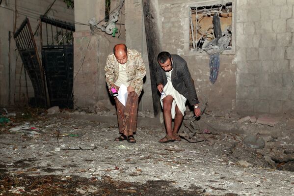 Место взрыва заминированного автомобиля в столице Йемена Сане