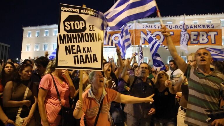 Греки пели и размахивали флагами на митинге против требований кредиторов Греки пели и размахивали флагами на митинге против требований кредиторов