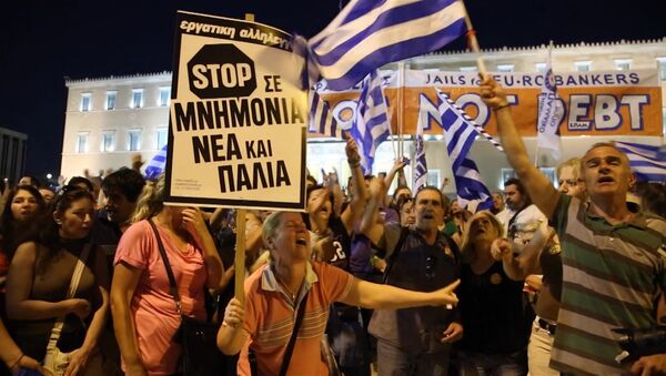 Греки пели и размахивали флагами на митинге против требований кредиторов