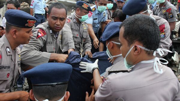 Спасатели на месте крушения военно-транспортного самолета Геркулес в Медане, Северная Суматра, Индонезия