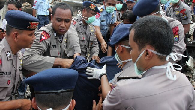 Спасатели на месте крушения военно-транспортного самолета Геркулес в Медане, Северная Суматра, Индонезия