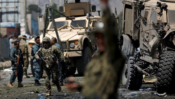 Солдаты НАТО на месте взрыва возле американского посольства в Кабуле, Афганистан