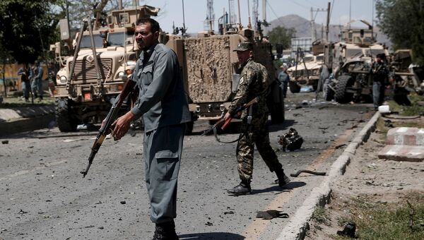 Афганские полицейские на месте взрыва возле американского посольства в Кабуле