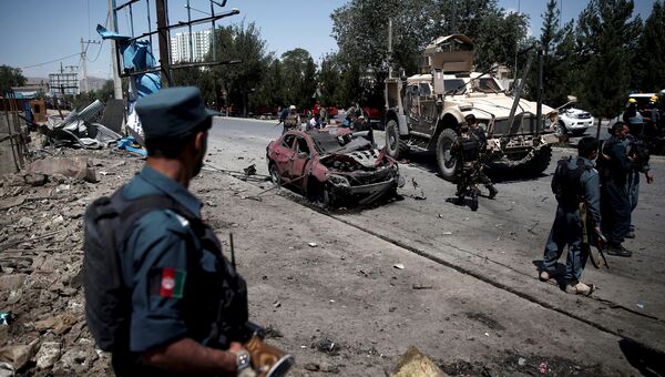 Полицейский на месте взрыва у посольства США в Кабуле