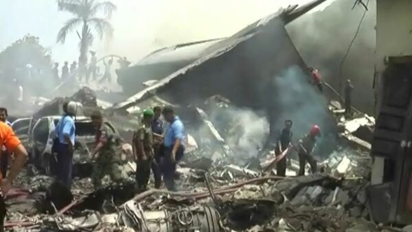 Военный самолет Hercules C-130 рухнул на отель в Индонезии. Кадры с места ЧП