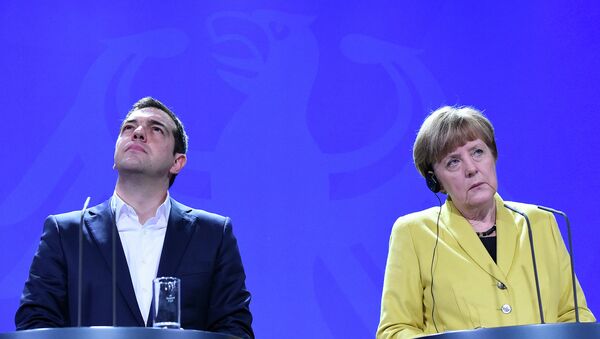 Премьер-министр Греции Алексис Ципрас и канцлер Германии Ангела Меркель во время совместной пресс-конференции в Берлине