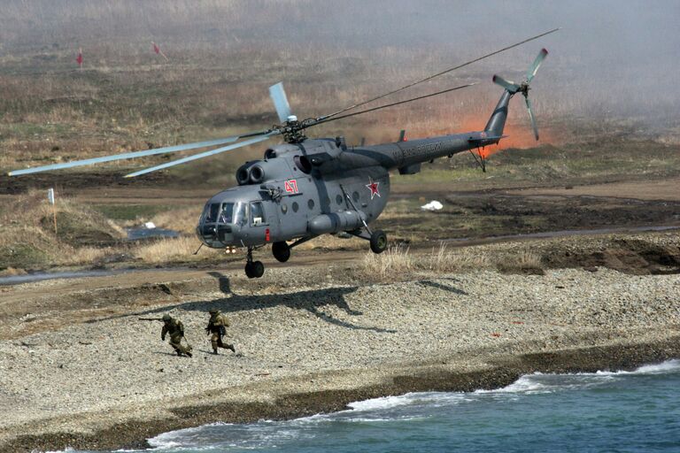 Вертолет Ми-8 после высадки штурмовой группы во время батальонных тактических учений морской пехоты Тихоокеанского флота