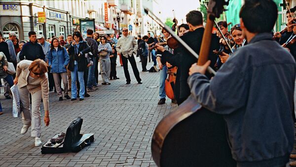 Уличные музыканты на Старом Арбате в Москве. Архивное фото