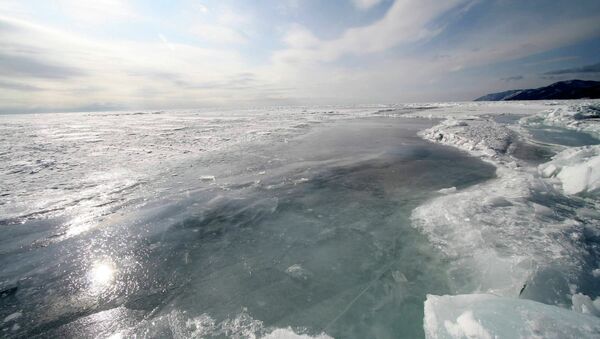Озеро Байкал, покрытое льдом, в марте. Архивное фото