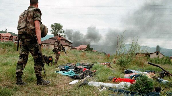 Французские солдаты из контингента НАТО обыскивают албанских мародеров в поисках оружия