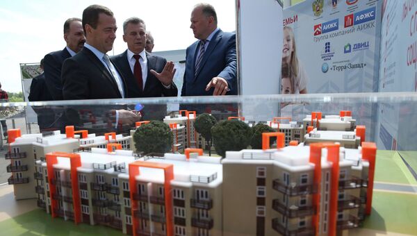 Премьер-министр России Дмитрий Медведев во время осмотра Юго-Восточного микрорайона в Калиниграде
