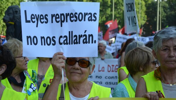 Испанцы протестуют на улицах накануне вступления в силу закона кляпа
