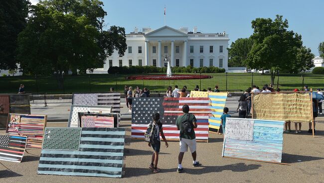 Туристы у здания Белого дома в Вашингтоне, США. Архивное фото