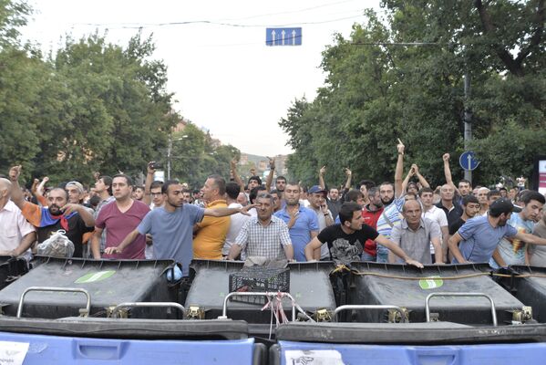 Баррикады из мусорных баков во время митинга в Ереване
