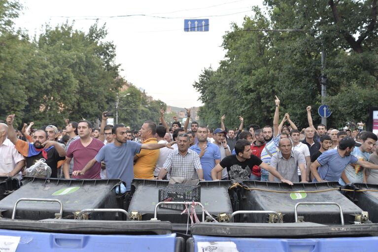 Баррикады из мусорных баков во время митинга в Ереване