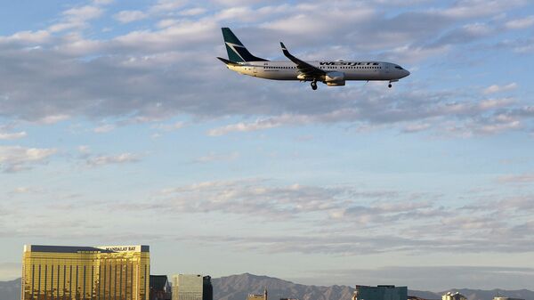 Самолет авиакомпании WestJet заходит на посадку в Лас-Вегасе, США. Архивное фото