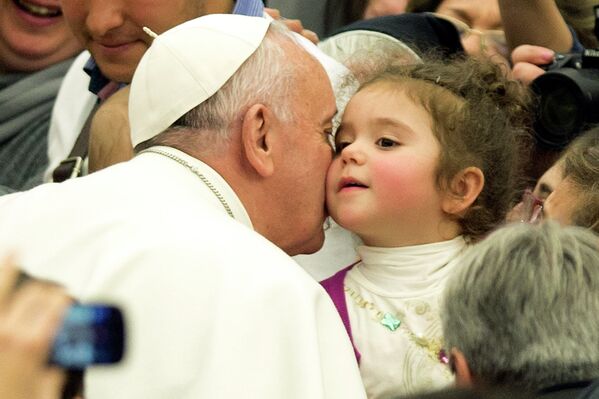 Папа Франциск целует ребенка