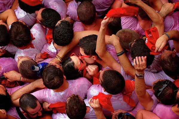 Люди целуются на официальном открытии фиесты Сан Фермин в Памплоне