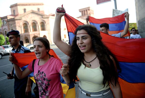 Участники акции протеста на проспекте Баграмяна в Ереване