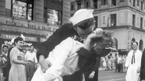 Моряк и медсестра целуются на Таймс-сквер, во время празднования окончания Второй мировой войны