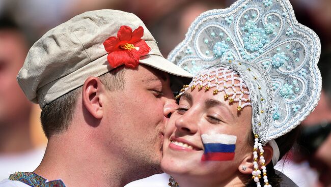 Российские болельщики на стадионе Маракана в Рио-де-Жанейро во время чемпионата мира по футболу