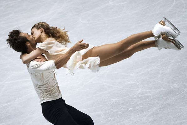 Габриэлла Пападакис и Гийом Сизерон выступают в произвольной программе танцев на льду на командном чемпионате мира по фигурному катанию в Токио