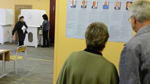 Избиратели во время голосования на выборах мэра Москвы. Архивное фото