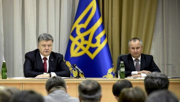 Президент Украины Петр Порошенко и временно исполняющий обязанности главы Службы безопасности Украины Василий Грицак. Архивное фото