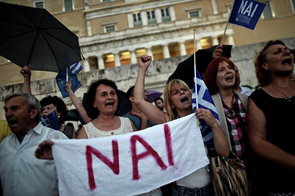 Протестующие перед зданием парламента в Афинах
